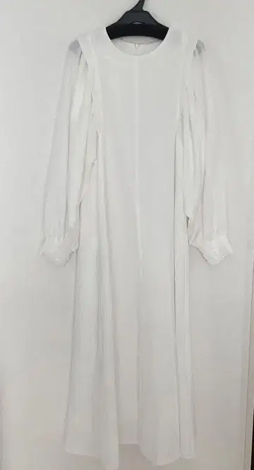 카푸리슈레 화이트 긴팔 롱 원피스 심플한 디자인