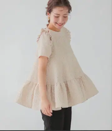 Fit more 플라워 자카드 티어드 탑 베이지