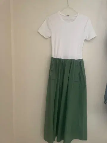 새상품 ZARA 화이트/그린 반팔 티셔츠 원피스