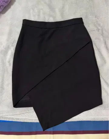 비대칭 블랙 타이트 스커트