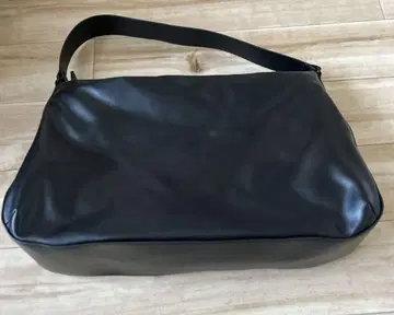 유니클로 가죽 터치 퍼프 백