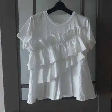새상품급 프릴이 달린 화이트 튜닉 반팔 상의