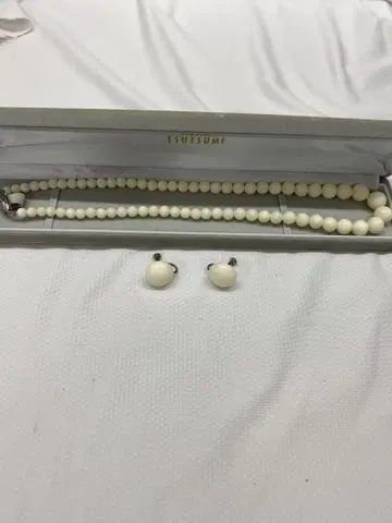TSUTSUMI 화이트 목걸이 귀찌 세트