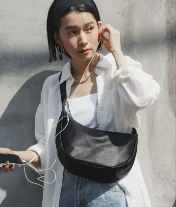 소프트 가죽 라운드 숄더백 블랙 russet