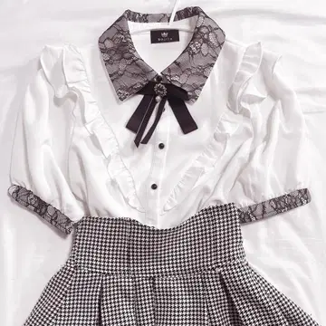 ROJITA 브로치가 달린 카라 레이스 블라우스