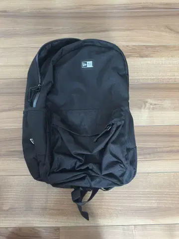 블랙 백팩 심플한 디자인