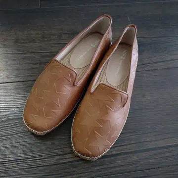 브라운 별 모양 엠보싱 슬립온