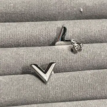 실버 V자형 귀걸이 크리스탈 포함
