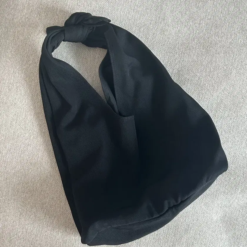 Urbanic30 evening knot bag on Bunjang Global Site.