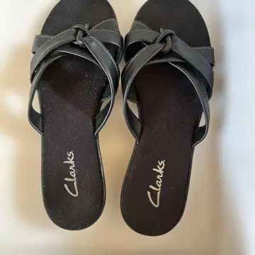 Clarks 블랙 플랫 샌들