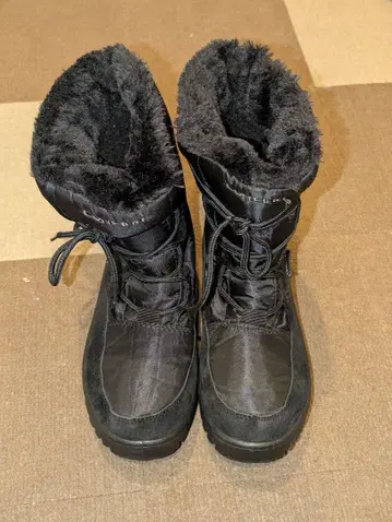 Deichmann 블랙 퍼가 달린 숏 스노우 부츠