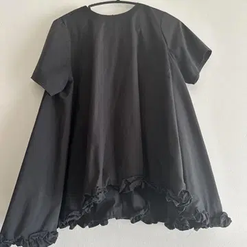 오가 OHGA 밑단 프릴 반팔 블라우스 FRILL BLOUSE 블랙