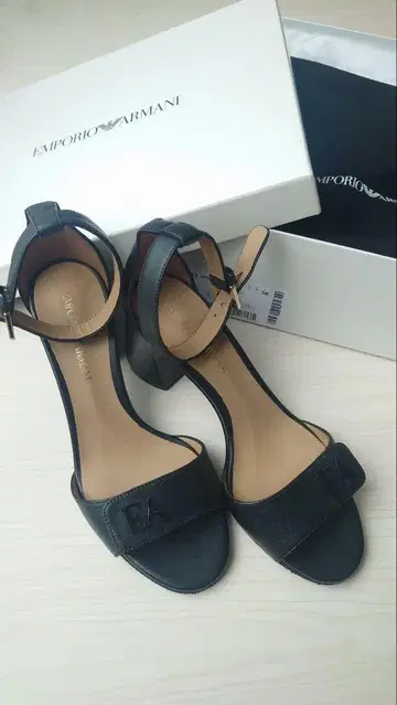 Emporio Armani 블랙 힐 스트랩 샌들 36