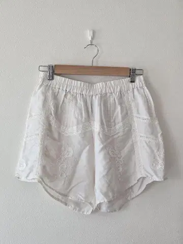 자라 화이트 자수 숏 팬츠
