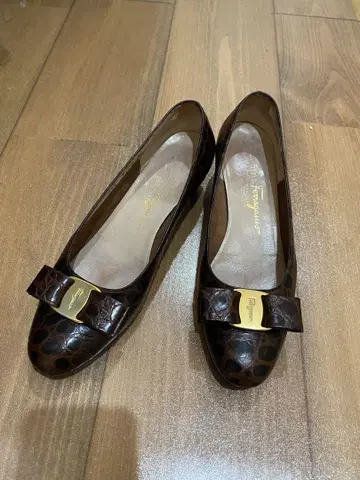 페라가모 브라운 리본 포함 펌프스 로우 힐