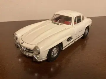 메르세데스 벤츠 300SL 1/18 스케일 모델