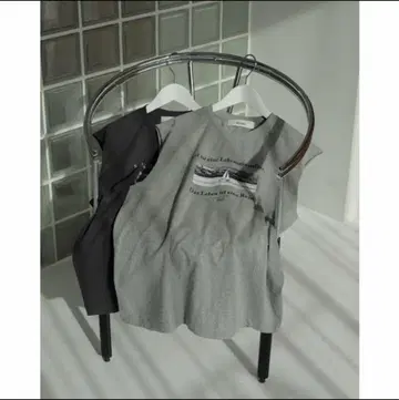 아누케 컷오프 프린트 탱크톱 그레이