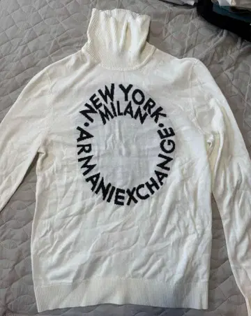 Armani Exchange 터틀넥 니트