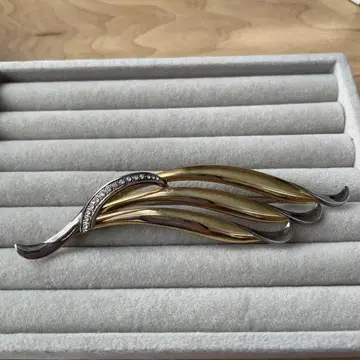 2 톤 브로치