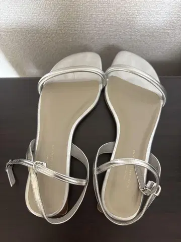 그린 라벨 릴랙싱 벨트 플랫 샌들