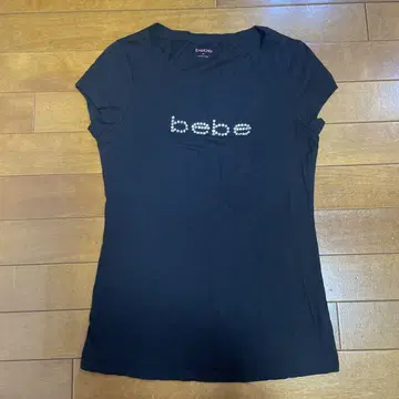bebe 스톤 장식 블랙 반팔 티셔츠
