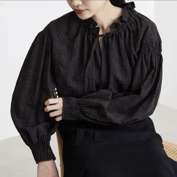 이에나 커프스 핀턱 볼륨 블라우스