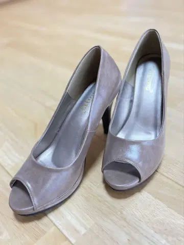 브라운 오픈토 하이힐