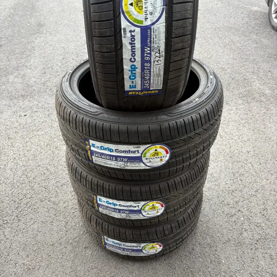 굿이어 타이어 245 40 18 22년도 이월타이어 저렴하게 판매합니다.