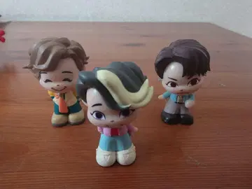 컬러풀한 피규어 3개 세트