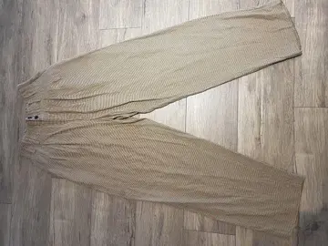 베이지 계열 체크 무늬 슬랙스