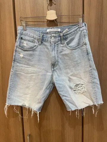 CALVIN KLEIN JEANS 데미지 숏 팬츠