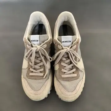 NOVESTA 베이지 그레이 스니커즈