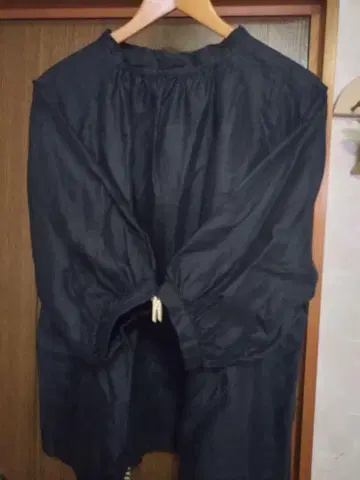 블랙 밴드 카라 린넨 풀오버