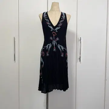 Free people 블랙 자수 슬리브리스 원피스