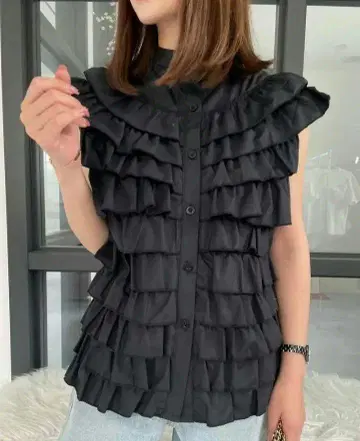 풍부한 프릴이 달린 블랙 슬리브리스 셔츠 블라우스 프릴 블라우스