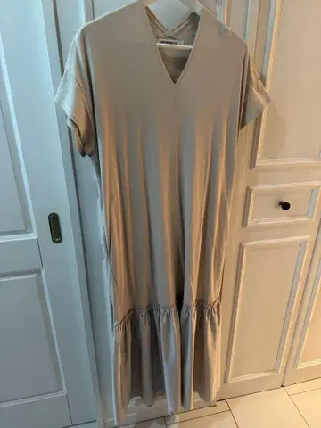 헤란치아 베이지 V넥 반팔 롱 원피스