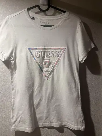 GUESS 화이트 티셔츠 반팔