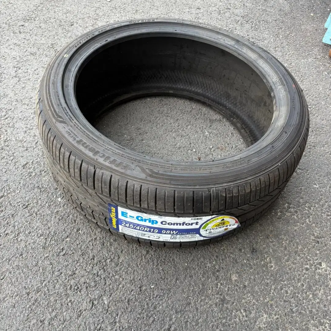 굿이어 타이어 245 40 19 22년도 이월타이어 저렴하게 판매합니다.