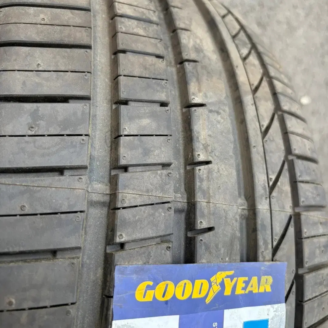 굿이어 타이어 245 40 19 22년도 이월타이어 저렴하게 판매합니다.