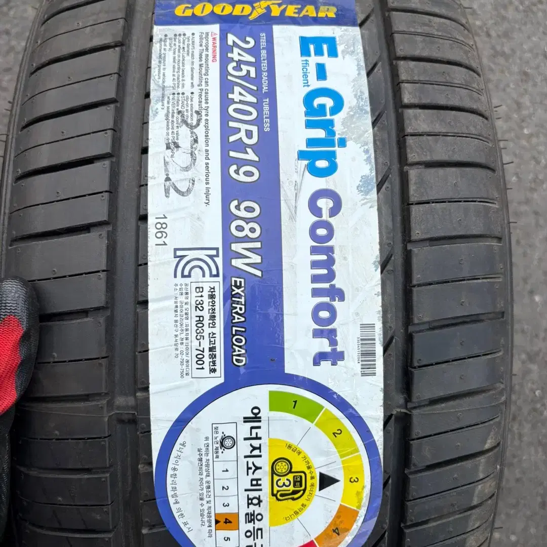 굿이어 타이어 245 40 19 22년도 이월타이어 저렴하게 판매합니다.
