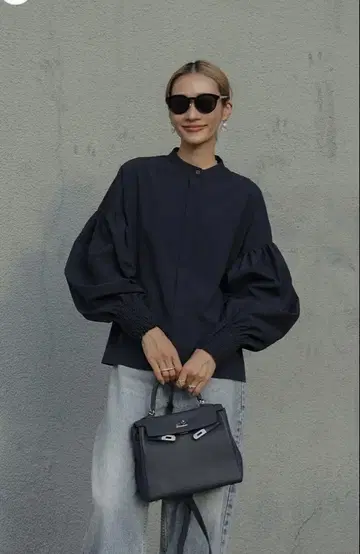 택 포함 새상품 ELLIE 셔링 커프스 블라우스 네이비