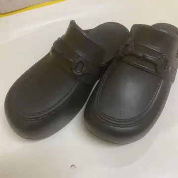 지유 크로그 샌들