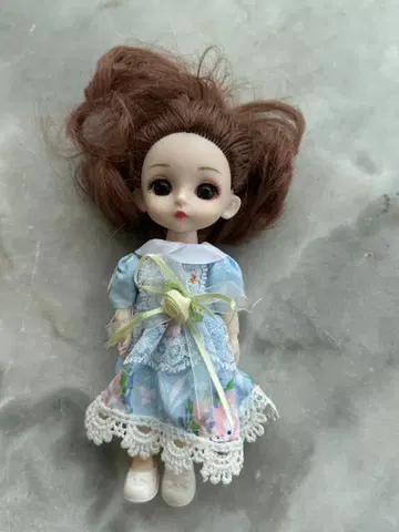 인형 파란색 드레스
