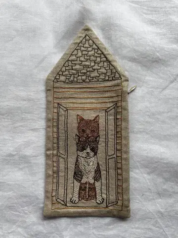 Coral&Tusk cat house 파우치