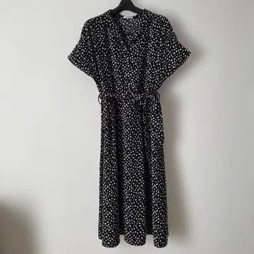 GLACLER 블랙과 화이트 도트 무늬 반팔 셔츠 원피스