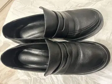 TONY BIANCO 블랙 가죽 로퍼