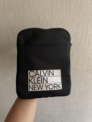CALVIN KLEIN 블랙 스마트폰 숄더백