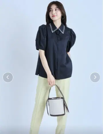 JUSGLITTY 펄 자수 카라 블라우스