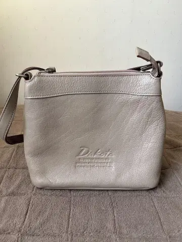Dakota 숄더백 오크 가죽