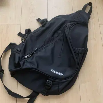 DICKIES 블랙 슬링 백